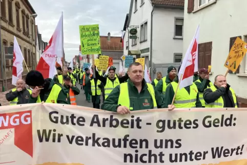 Protestzug der Bierbrauer von der Brauerei durch die Hauptstraße zu einer Kundgebung am Lord-Platz. 