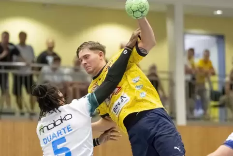 2022 noch bei den Löwen: Elias Scholtes (rechts), hier gegen Gilberto Duarte (Göppingen).