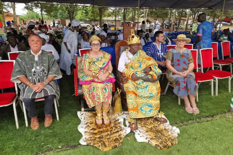 Beim Fest der Volksgruppe der Ewe in Notse, Togo. Von links: Rudi Bilfinger, Gabriele Bansah, König Céphas Bansah, Mechthild Bil