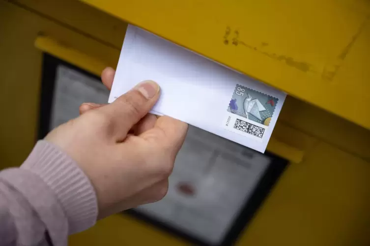 Die Täter sollen Briefe aus einem Postbriefkasten geholt und verändert haben. 