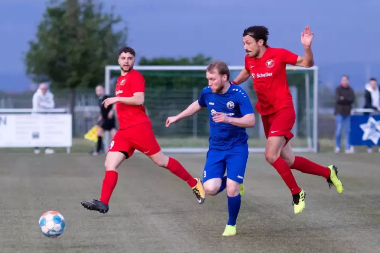 Schamil Kuduzov (blaues Trikot, hier ein Archivbild) erzielt als erster Freinsheimer Spieler in der Bezirksliga sechs Tore in ei