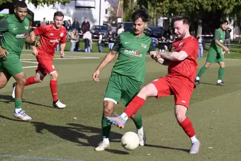 Hart umkämpftes Derby: Hier duellieren sich Mateo Dujic (DJK) und Nico Maier (TSV).