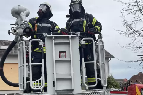 Mittels Drehleiter und Drohnen können sich die Feuerwehrleute auch von oben einen Eindruck vom „Feuer“ verschaffen.