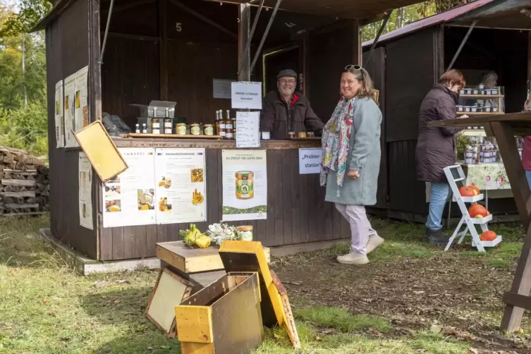 Es gibt nicht nur Marmelade: Honig hatte Imker Uli Utzinger aus Linden mit nach Johanniskreuz gebracht. 