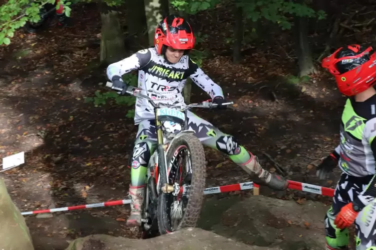 Lennox Schlosser gewinnt akrobatisch seine Klasse beim Motorrad-Trial in Kerzenheim. 