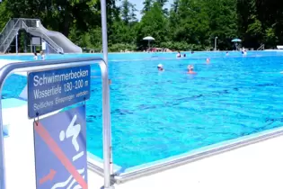 Eine 14- und eine 35-Jährige haben im Freibad aufeinander eingeschlagen.