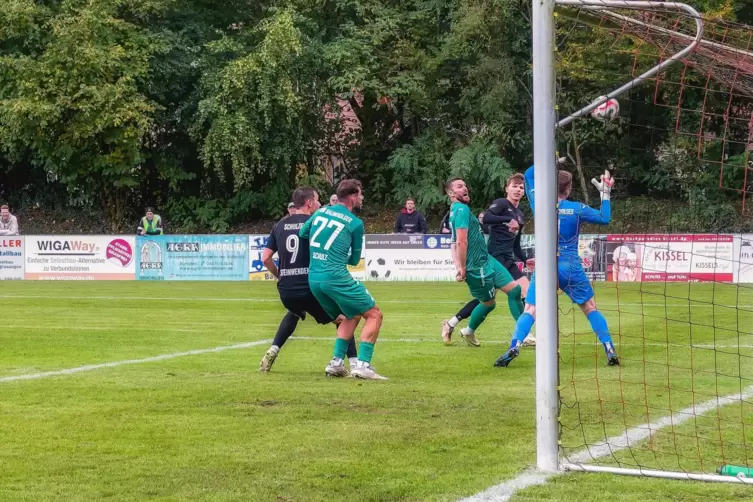 Die Entscheidung im Derby: Daniel Bender (schwarzes Trikot im Hintergrund) trifft mit einem gefühlvollen Heber zum 3:0.