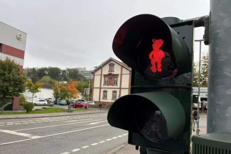 Das Maskottchen des FCK ziert nun eine Ampel in Kaiserslautern. 