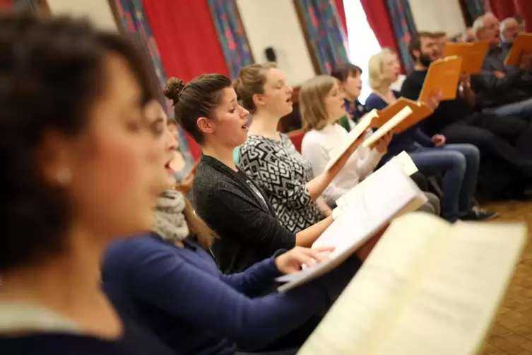 Wer Lust hat zu singen, ist jeden zweiten Mittwoch bei der Probe in der Sängerhalle in Haßloch willkommen. 