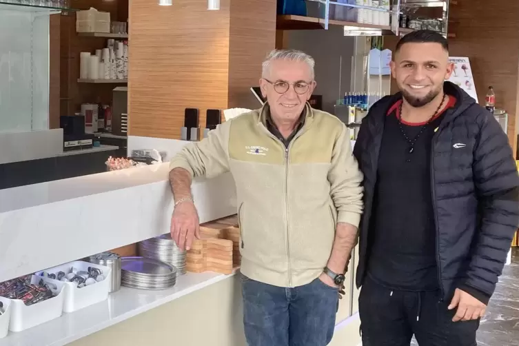 Aydin und Erhan Ilan (von links) in dem komplett neuen Eiscafé an der Johanneskirche. 