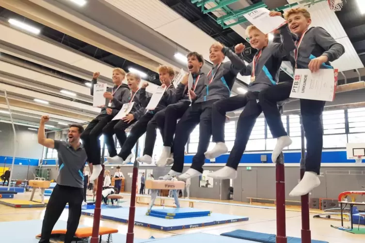 Trainer Adrian Eichberger (stehend) mit den frisch gebackenen U15-Pfalzmeistern (von links) Nils Vierling, Henry Wolf, Julius Em