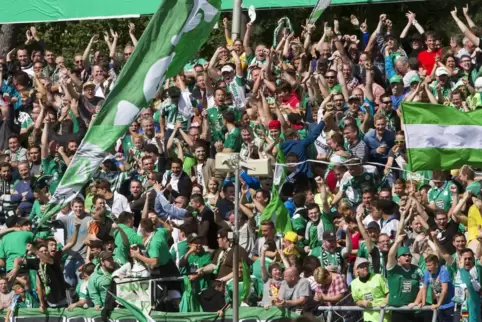 Wegen „unsportlichen Verhaltens“ seiner Fans muss der FC Homburg nun 11.300 Euro Strafe zahlen. Das hat das Sportgericht entschi