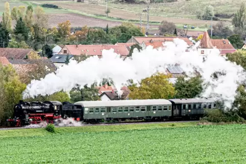 Stark gefragt waren die Dampfzüge, mit denen das Jubiläum von Rheinland-Pfalz-Takt und Eistalbahn-Reaktivierung gefeiert wurde.