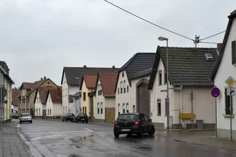 Ab dieser Einmündung in die Großniedesheimer Straße darf die Schenkelstraße in Beindersheim verkehrsberuhigt werden. 