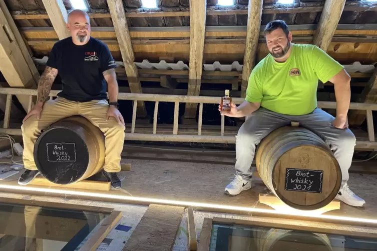 Michael Hörhammer (rechts) und Bernhard Höning auf dem Fruchtspeicher der alten Scheune, wo der Whisky in zwei Fässern reift. 