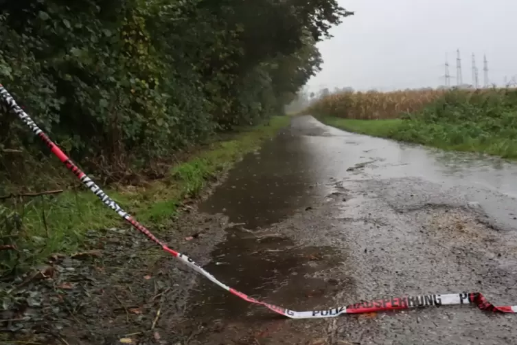 Die Polizeiabsperrung bei der Pferderennbahn.