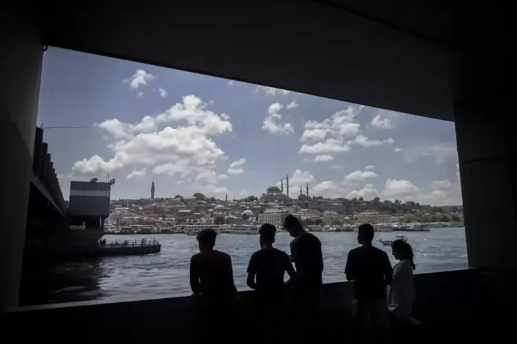 Beliebtes Fotomotiv: Blick von der Galatabrücke aus über das Goldene Horn in Istanbul. 