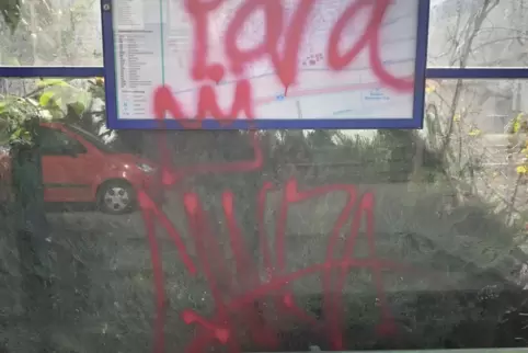 Bei einigen Schmierereien handelt es sich augenscheinlich um Graffiti Tags, eine Art Signatur des Verursachers. 