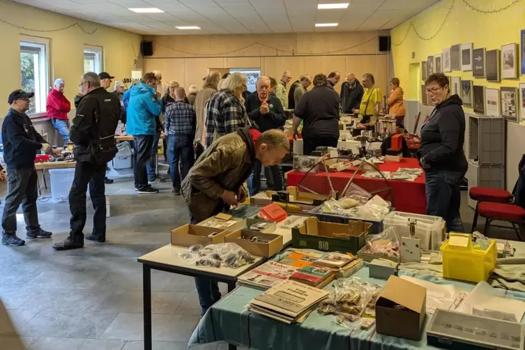 Ausrüstung und Literatur für Funk-Fans: Stoßzeit im Saal des Clublokals VSK „Germania“ 1919 . 