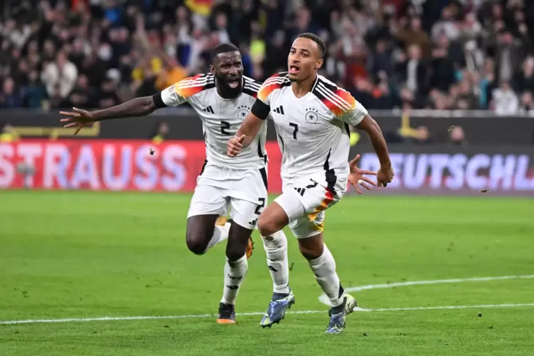 Tor bei der Premiere: Jamie Leweling (rechts) hat zum 1:0 getroffen, Antonio Rüdiger verfolgt den Torschützen.. 