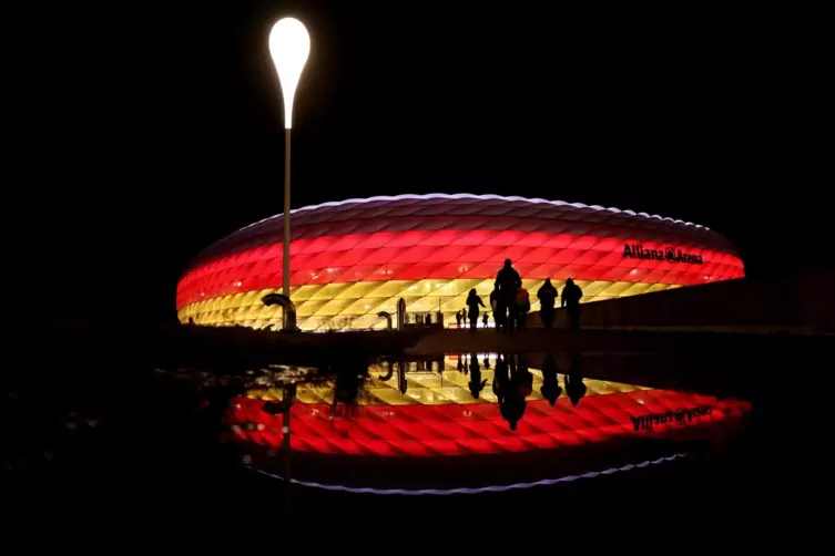 Die Münchner Arena bei Nacht. 