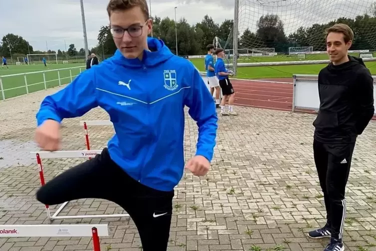 Er wäre bei seinen Voraussetzungen auch ein guter Hürdenläufer, vermutet Trainer Sebastian Groß (rechts). Für Hendrik Lindemann 