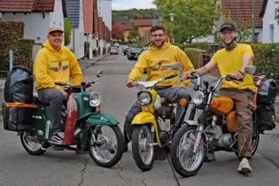 Sind mit drei rund 50 Jahre alten Mopeds aus der DDR von der Pfalz an den Gardasee gefahren: Daniel Schappert, Daniel Simon und