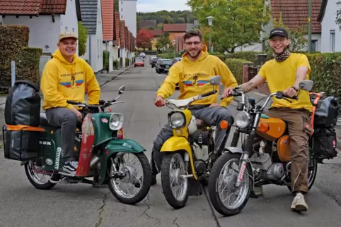 Sind mit drei rund 50 Jahre alten Mopeds aus der DDR von der Pfalz an den Gardasee gefahren: Daniel Schappert, Daniel Simon und 