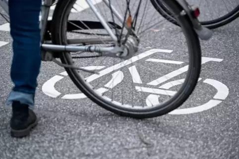 Der Fahrradfahrer verletzt sich bei dem Sturz. 