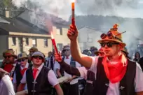 Die Bechhower Straußjugend verbreitete beim Jubiläumsumzug Westkurvenstimmung.