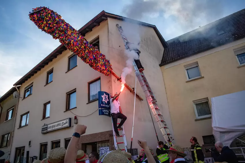 Der Kerwestrauss hängt.