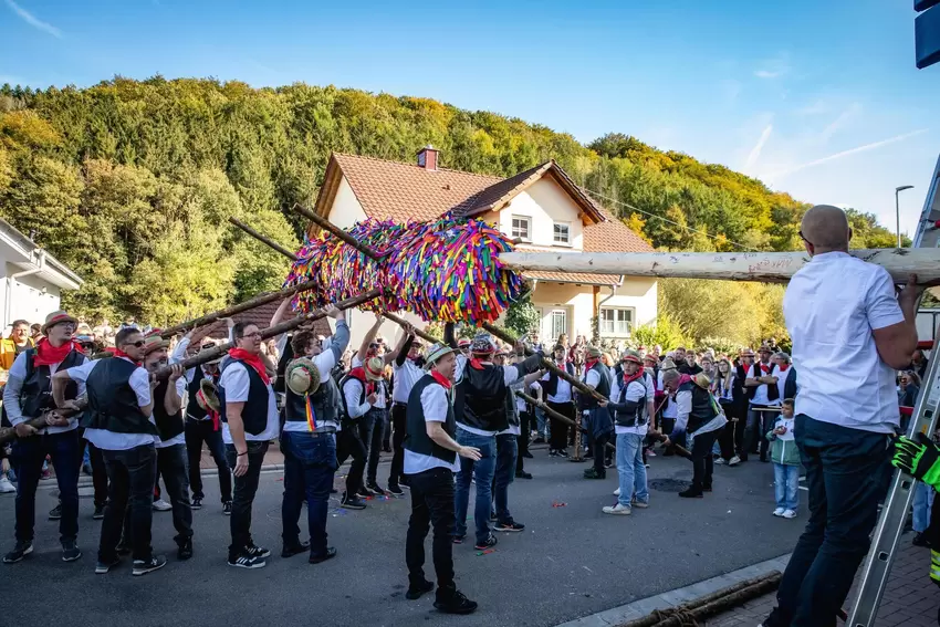 Innerhalb von siebeneinhalb Minuten hing der Kerwestrauß.