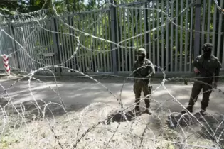 Polnische Soldaten bewachen die Metallbarriere an der Grenze zu Belarus.