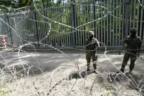 Polnische Soldaten bewachen die Metallbarriere an der Grenze zu Belarus. 