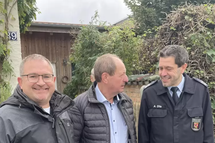 Martin Volz (l.) im Gespräch mit Kandels Bürgermeister Michael Gaudier (CDU) und Wehrleiter Alexander Ditz bei der Jahresabschlu