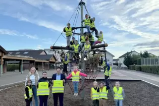 Die Klasse 1c der Grundschule Süd in Schifferstadt mit Klassenlehrerin Jennifer Kaiser (links) zeigt sich stolz in ihren neuen W