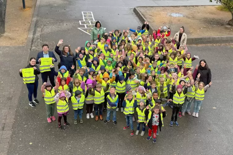 In der Grundschule Nord in Schifferstadt erhielten rund 140 Erstklässler in sechs Klassen Warnwesten. Annika Jester (links) und 