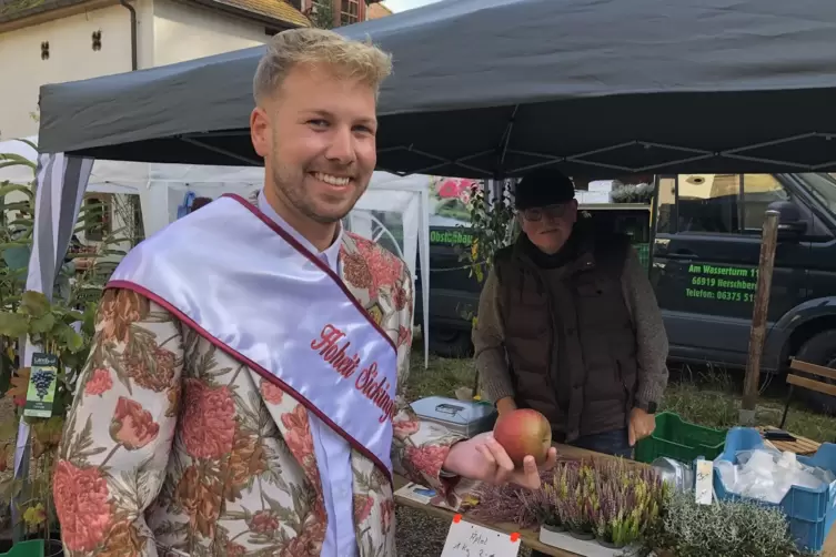 Die Äpfel am Stand von Michael Höh haben es Marktgraf Lasse Burkhardt besonders angetan.