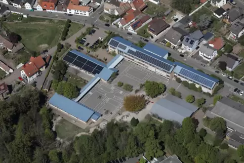 Angedockt ans Treppenhaus des Gebäudes der Grundschule könnte ein Erweiterungsbau entstehen. 