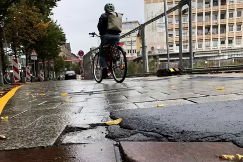 Der Verkehrsumleitung hat das Straßenpflaster nicht standgehalten. Jetzt soll Asphalt drauf. 