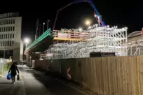 Baufortschritt: Am späten Freitagabend begann der Zauber auf der Baustelle.