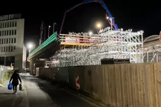 Baufortschritt: Am späten Freitagabend begann der Zauber auf der Baustelle. 