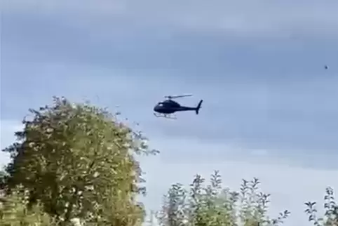 Der Helikopter flog den Angaben einer Augenzeugin zufolge dicht über dem Ort.