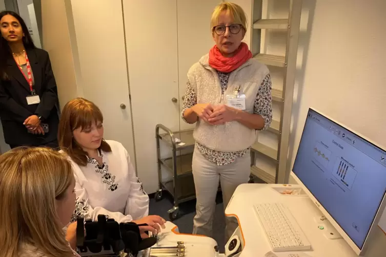 Katja Sieboldt (rechts) demonstriert mit zwei ukrainischen Physiotherapeutinnen das Hand-Finger-Gerät.