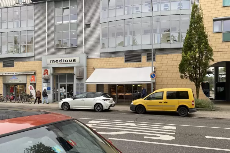 Gelbes Auto parkt falsch: Momentaufnahme vor dem Medicus-Haus.