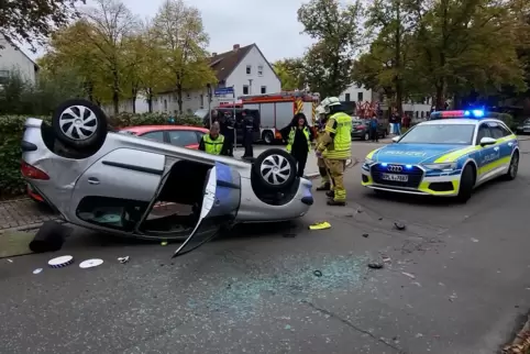 Auf dem Dach gelandet: Unfall im Speyerer Westen.