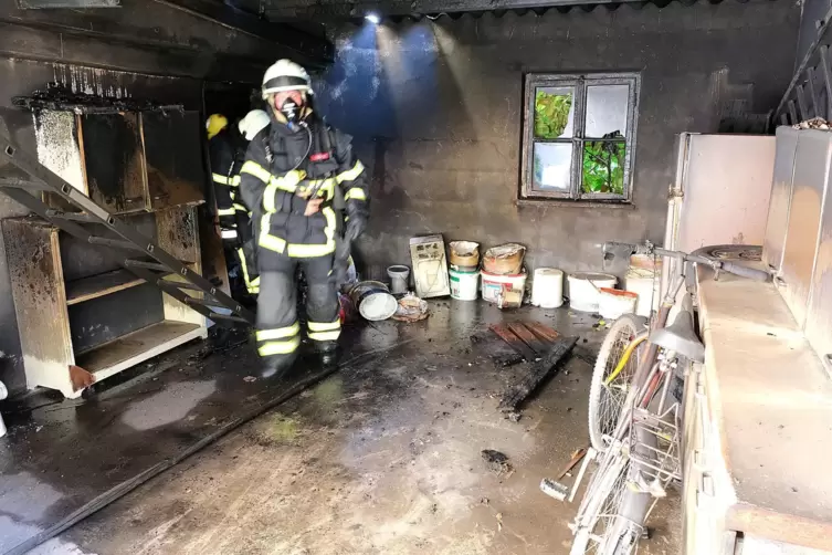 Beim ersten Brand im Haus in der Contwiger Hauptstraße griff das Feuer auf die Garage und die Fassade des benachbarten Gasthause