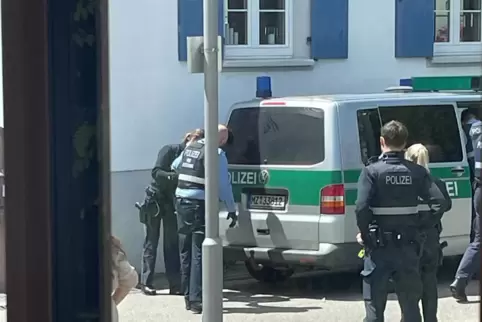 Der Mann aus Somalia hatte Ende Mai Menschen alkoholisiert bedroht und wurde von der Polizei abgeholt.