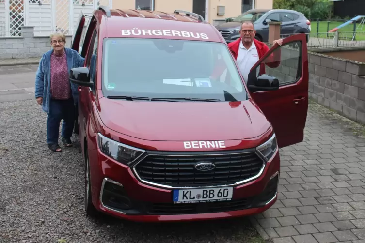 Unterwegs mit Bernie: AWO-Vorstandsmitglied Wilfried Kohn und eine Stammkundin steigen in den neuen Bürgerbus ein. 