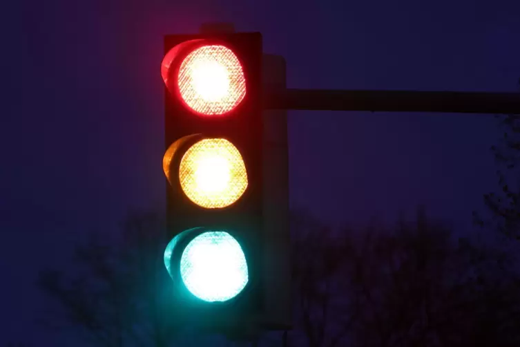  An einer Verkehrsampel leuchten alle drei Farben, hier ermöglicht durch eine Aufnahme mit langer Belichtungszeit. 